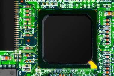 PC devre kartındaki bileşenleri ve mikroçipleri kapat