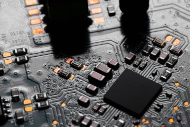 PC devre kartındaki bileşenleri ve mikroçipleri kapat