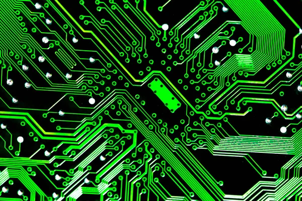 Yeşil PC devre kartındaki yazdırılmış kabloları kapat