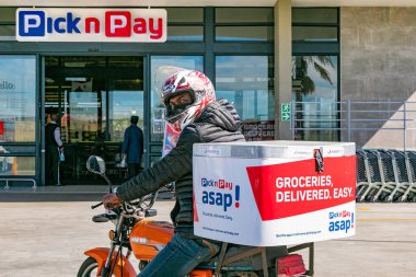 Cape Town, Güney Afrika - 9 Eylül 2021: Yerel Pick n Pay marketinin önünde Afrikalı bisikletli Ekspres Servis teslimat bisikletleri