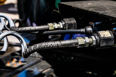 Cape Town, Güney Afrika - 17 Şubat 2022: Bir tır traktörünün arkasındaki spiral hortum borularını kapatın