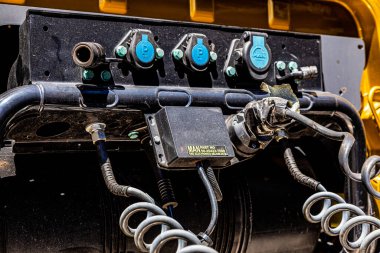 Cape Town, Güney Afrika - 17 Şubat 2022: Bir tır traktörünün arkasındaki spiral hortum borularını kapatın