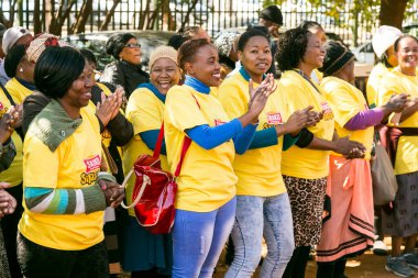 Johannesburg, Güney Afrika - 27 Mayıs 2016: Afrikalı cemaat üyeleri belediye toplantısının dışında