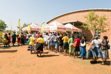 Johannesburg, Güney Afrika - 17 Eylül 2015: Afrikalı cemaat üyeleri belediye toplantısının dışında
