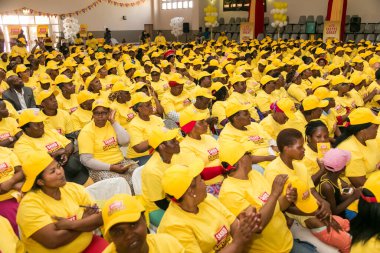 Johannesburg, Güney Afrika - 17 Eylül 2015: Afrikalı cemaat üyeleri belediye meclisi toplantısı içinde