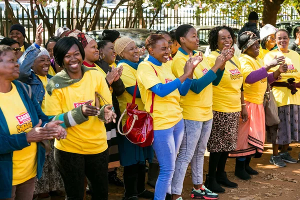 Johannesburg Südafrika Mai 2016 Afrikanische Gemeindemitglieder Vor Dem Rathaus — Stockfoto