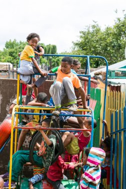 Johannesburg, Güney Afrika - 15 Aralık 2016: Okul bahçesinde oynayan Afrikalı çocuklar