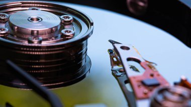 Macro, manyetik sabit disk sürücüsünün içine ayna yüzeyi ile yaklaş ve yazar başını oku
