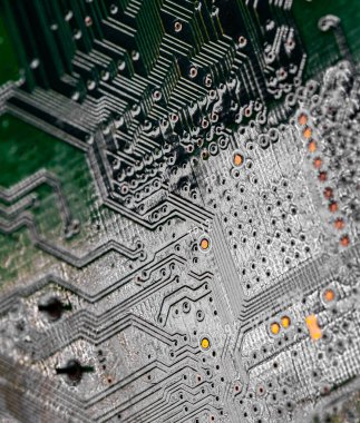 Modem yönlendiricisinin PC devre kartındaki yazdırılmış kabloları kapat