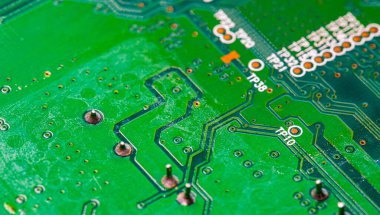 Modem yönlendiricisinin PC devre kartındaki yazdırılmış kabloları kapat