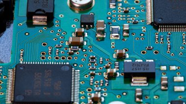 Hard disk sürücüsünün PC devre kartındaki bileşenleri ve mikroçipleri kapat