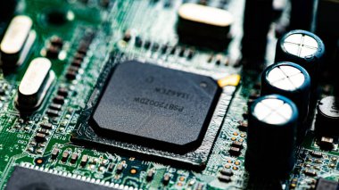 Modem yönlendiricisinin PC devre kartındaki bileşenleri ve mikroçipleri kapat
