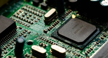 Modem yönlendiricisinin PC devre kartındaki bileşenleri ve mikroçipleri kapat