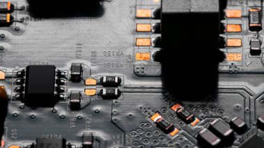 PC devre kartındaki bileşenleri ve mikroçipleri kapat