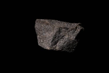 Macro, siyah yansıtıcı arka planda izole edilmiş hammadde platin ve krom kaplama kaya görüntüsünü kapat