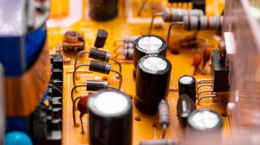 Eski PC devre kartındaki bileşenleri ve mikroçipleri kapat.