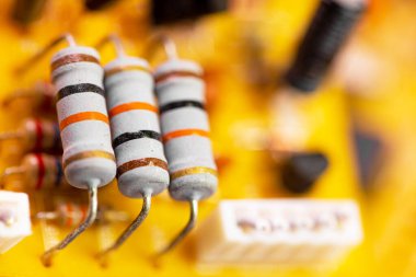 Eski PC devre kartındaki bileşenleri ve mikroçipleri kapat.