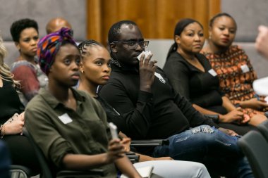 Johannesburg, Güney Afrika - 9 Şubat 2017: Konferans salonunda bir konferansa katılan delegeler