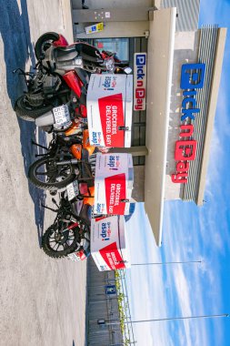 Cape Town, Güney Afrika - 9 Eylül 2021: Ekspres servis teslimat bisikletleri yerel Pick n Pay marketinin önüne park edildi