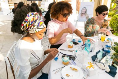 Johannesburg, Güney Afrika - 18 Ağustos 2016: Takım kurma öğle yemeğinde bayanlar kek yapıyor