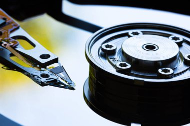 Macro, manyetik sabit disk sürücüsünün içine ayna yüzeyi ile yaklaş ve yazar başını oku