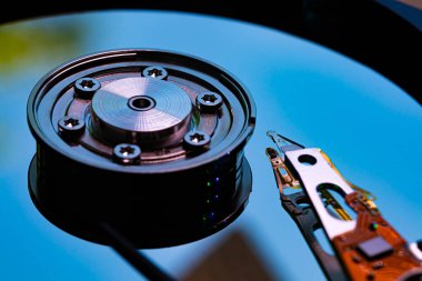 Macro, manyetik sabit disk sürücüsünün içine ayna yüzeyi ile yaklaş ve yazar başını oku