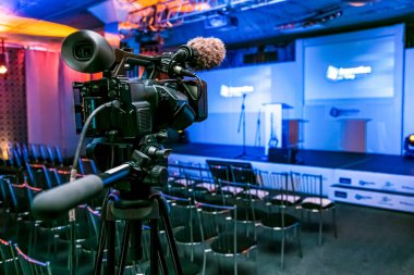 Konferans salonundaki canlı bir film setinde TV kamerası yayınlayın.