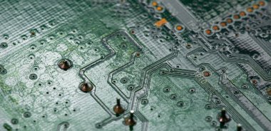 Modem yönlendiricisinin PC devre kartındaki yazdırılmış kabloları kapat