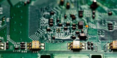 Modem yönlendiricisinin PC devre kartındaki yazdırılmış kabloları kapat