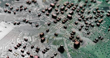 Modem yönlendiricisinin PC devre kartındaki yazdırılmış kabloları kapat