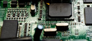 Modem yönlendiricisinin PC devre kartındaki bileşenleri ve mikroçipleri kapat