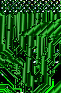 Yeşil PC devre kartındaki yazdırılmış kabloları kapat
