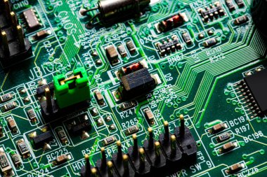 PC devre kartındaki bileşenleri ve mikroçipleri kapat.