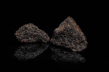 Macro, siyah yansıtıcı arka planda izole edilmiş hammadde platin ve krom kaplama kaya görüntüsünü kapat