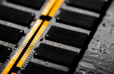 Bilgisayar RAM çipini kapat; PC ana kartı için rastgele erişim bellek çipi yuvası