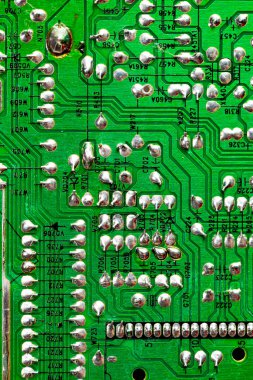 Eski yeşil PC devre kartındaki yazdırılmış kabloları kapat..