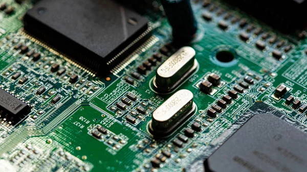 Modem yönlendiricisinin PC devre kartındaki bileşenleri ve mikroçipleri kapat