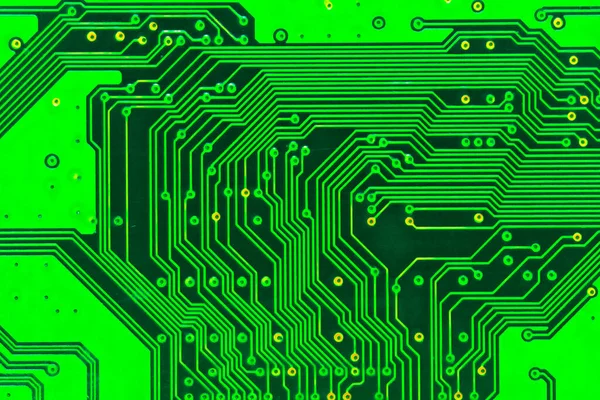 Yeşil PC devre kartındaki yazdırılmış kabloları kapat
