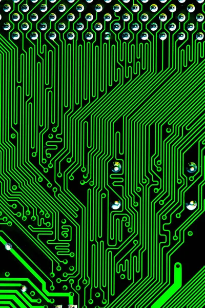 Yeşil PC devre kartındaki yazdırılmış kabloları kapat