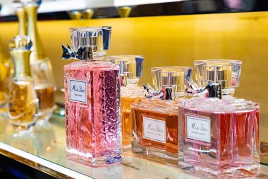 Cape Town, Güney Afrika - 15 Mart 2022: Christian Dior perakende mağazasında kozmetik ürünler sergileniyor