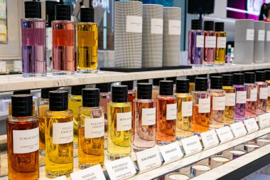 Cape Town, Güney Afrika - 15 Mart 2022: Christian Dior perakende mağazasında kozmetik ürünler sergileniyor