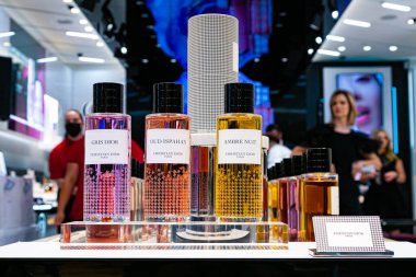 Cape Town, Güney Afrika - 15 Mart 2022: Christian Dior perakende mağazasında kozmetik ürünler sergileniyor