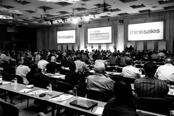 南アフリカのヨハネスブルグ 2015年8月20日 大規模な会議室での販売会議に出席する代表者 — ストック写真