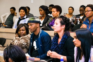 Johannesburg, Güney Afrika - 20 Kasım 2014: Üniversite Konferans Salonu 'nda konferansa katılan çeşitli öğrenciler