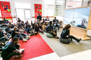 Johannesburg, Güney Afrika - 7 Ekim 2015: Üniversite öğrencileri bir atölyeye katılıyor