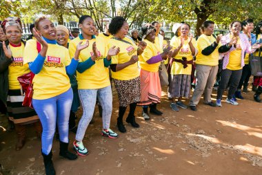 Johannesburg, Güney Afrika - 27 Mayıs 2016: Afrikalı cemaat üyeleri belediye toplantısının dışında
