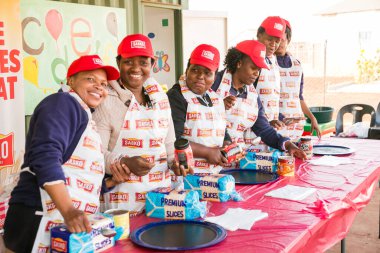Johannesburg, Güney Afrika - 18 Temmuz 2016: Afrikalı çocuklara yemek sağlayan sosyal yardım