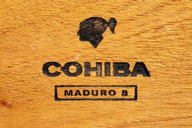 Cape Town, Güney Afrika - 28 Ocak 2022: Ahşap sedir kutusunda damgalı sigara logosu