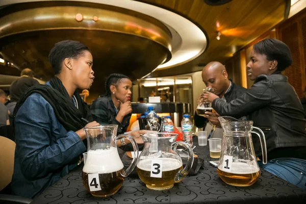 南アフリカのヨハネスブルグ 2016年9月28日 ビールの試飲会に参加する多様な人々 — ストック写真