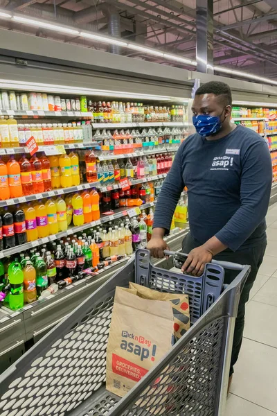 Kaapstad Zuid Afrika September 2021 Personeelslid Plukt Producten Van Plank — Stockfoto